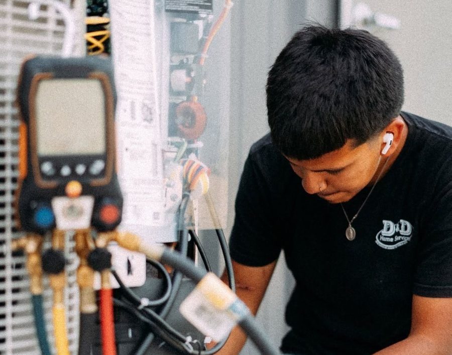 air conditioning HVAC tech